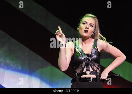 Houston, Texas, Stati Uniti d'America. 19 feb 2014. Perrie Edwards della band poco Mix, dalla televisione mostra il fattore X, sono state la seconda fascia di apertura per la Demi Lovato luci al neon tour presso il Toyota Center il 19 febbraio 2014 in Houston Texas - USA © Manuel Nauta/NurPhoto/ZUMAPRESS.com/Alamy Live News Foto Stock