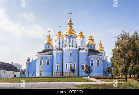 L'esterno dell'iconico blu, cupola dorata di San Michele Monastero Golden-Domed a Kiev, Ucraina Foto Stock