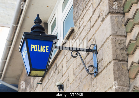 La polizia la spia blu al di fuori della stazione di polizia a Yarmouth, Isle of Wight, Regno Unito Foto Stock