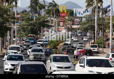 Il traffico pesante sulla Carretera Masaya, Managua Nicaragua Foto Stock