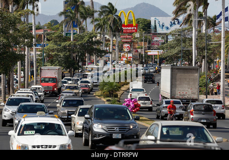 Il traffico pesante sulla Carretera Masaya, Managua Nicaragua Foto Stock