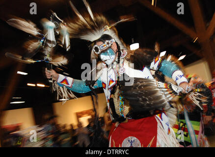 Vancouver, Canada. 23 feb 2014. William White Buffalo di Cree nation balli in Native Indian Pow Wow come parte della conversazione annuale Stick Aboriginal Arts Festival di Vancouver, Canada, il 23 febbraio, 2014. Il parlare Stick Festival è due settimane di festa, volti a preservare e a promuovere la lingua, la cultura e l arte forme di la Gente delle Prime Nazioni da presentare e sviluppare tradizioni aborigene di musica, danza e narrazione in un contemporaneo e divertente. Credito: Sergei Bachlakov/Xinhua/Alamy Live News Foto Stock