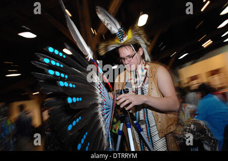 Vancouver, Canada. 23 feb 2014. Un aborigeno l'uomo partecipa il nativo di Indian Pow Wow come parte della conversazione annuale Stick Aboriginal Arts Festival di Vancouver, Canada, il 23 febbraio, 2014. Il parlare Stick Festival è due settimane di festa, volti a preservare e a promuovere la lingua, la cultura e l arte forme di la Gente delle Prime Nazioni da presentare e sviluppare tradizioni aborigene di musica, danza e narrazione in un contemporaneo e divertente. Credito: Sergei Bachlakov/Xinhua/Alamy Live News Foto Stock