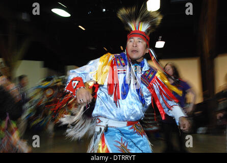 Vancouver, Canada. 23 feb 2014. Un aborigeno uomo balli in Native Indian Pow Wow come parte della conversazione annuale Stick Aboriginal Arts Festival di Vancouver, Canada, il 23 febbraio, 2014. Il parlare Stick Festival è due settimane di festa, volti a preservare e a promuovere la lingua, la cultura e l arte forme di la Gente delle Prime Nazioni da presentare e sviluppare tradizioni aborigene di musica, danza e narrazione in un contemporaneo e divertente. Credito: Sergei Bachlakov/Xinhua/Alamy Live News Foto Stock