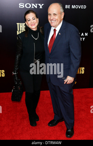 L'ex sindaco di New York Rudy Giuliani e la moglie Judith Nathan assistere alla premiere di 'i monumenti uomini" al Teatro Ziegfeld. Foto Stock