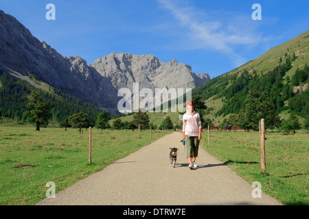 Donna con miniatura Schnauzer, nero-argento, Grosser Ahornboden, parco Karwendel, Eng valley, Tirolo, Austria / escursionista