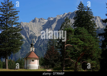 Cappella di Maria Konigin e montagne Karwendel, Mittenwald, Werdenfelser Land Baviera, Germania / Maria-Königin Foto Stock