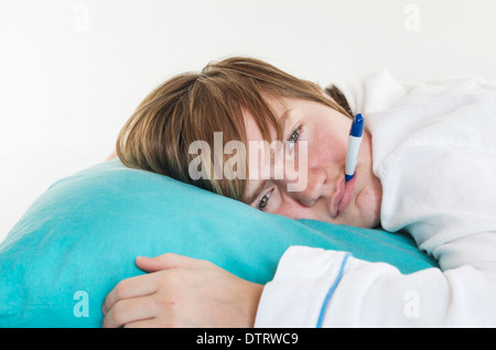 Ragazza con febbre ricevendo la sua temperatura prese. Foto Stock