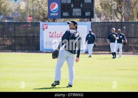 Tampa, Florida, Stati Uniti d'America. Xx Febbraio 2014. Hideki Matsui (Yankees) MLB : New York Yankees' Ichiro Suzuki (2R) e valutazione istruttore Hideki Matsui (L) durante i New York Yankees spring training camp a George M. Steinbrenner Field a Tampa, Florida, Stati Uniti . © Thomas Anderson/AFLO/Alamy Live News Foto Stock