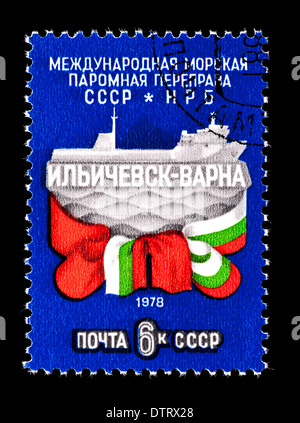Francobollo dall'Unione Sovietica che mostra la sovietica e bandiera bulgara e traghetto per l'apertura del traghetto Ilychovsk-Varny Foto Stock