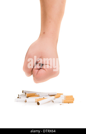 Uomo di frantumazione del pugno di sigarette isolato su sfondo bianco Foto Stock