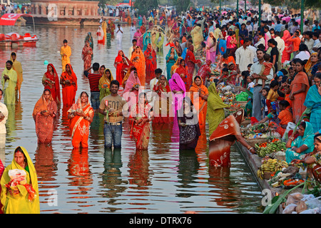 Gli indù durante il festival di Chhath, New Delhi, India / Nuova Dehli, festival indù Foto Stock