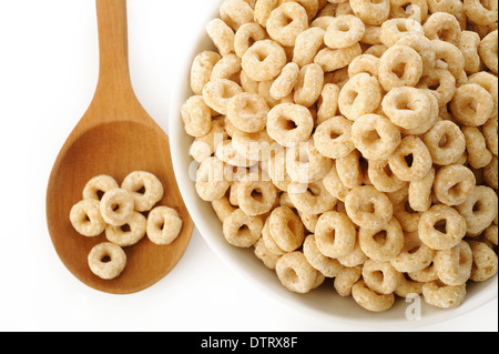 Grano intero cheerios dei cereali su sfondo bianco Foto Stock