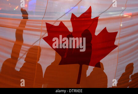 Vancouver, Canada. 23 feb 2014. Migliaia di festaioli si riuniscono per celebrare il Canada è successo a Sochi Olimpiadi, febbraio 23, 2014 a Vancouver in Canada. Il Vancouver calderone olimpico fu relit nel febbraio 23, 2014, per celebrare il Canada è successo a Sochi 2014 Giochi Olimpici. Credito: Sergei Bachlakov/Xinhua/Alamy Live News Foto Stock