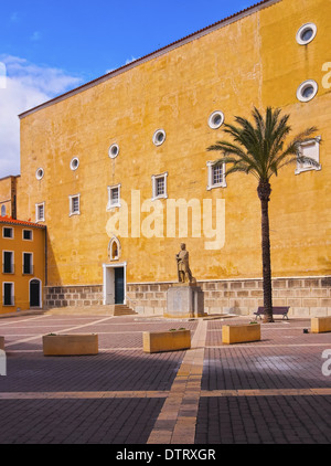 La scultura accanto alla chiesa di Santa Maria in Mao su Minorca, Isole Baleari, Spagna Foto Stock