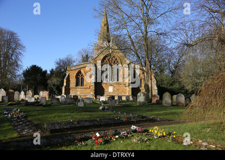 Bugbrooke villaggio chiesa e grave yard Foto Stock