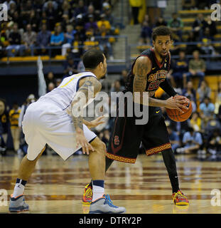 Berkeley, CA, Stati Uniti d'America. 23 feb 2014. Feb 23 2014 - Berkeley CA, U.S. - USC G # 20 J T Terrell a trovare un compagno di squadra aperto nella vernice e il punteggio durante il NCAA Mens gioco di basket tra USC Trojans e California Golden Bears 64-77 a Hass Pavilion Berkeley Calif © csm/Alamy Live News Foto Stock