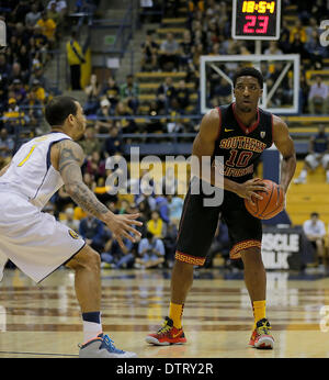 Berkeley, CA, Stati Uniti d'America. 23 feb 2014. Feb 23 2014 - Berkeley CA, U.S. - USC G # 10 Pe'Shon Howard impostare Trojan reato durante il NCAA Mens gioco di basket tra USC Trojans e California Golden Bears 64-77 perso a Hass Pavilion Berkeley Calif © csm/Alamy Live News Foto Stock