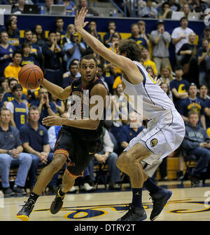 Berkeley, CA, Stati Uniti d'America. 23 feb 2014. Feb 23 2014 - Berkeley CA, U.S. - USC G # 12 Julian Jacobs rigido per la linea di base passano Cal # 24 Ricky Kreklow durante il NCAA Mens gioco di basket tra USC Trojans e California Golden Bears 64-77 perso a Hass Pavilion Berkeley Calif © csm/Alamy Live News Foto Stock