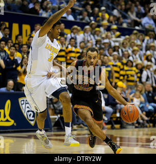 Berkeley, CA, Stati Uniti d'America. 23 feb 2014. Feb 23 2014 - Berkeley CA, U.S. - USC G # 12 Julian Jacobs si staccano dalla Cal # 3 Tyrone Wallace e punteggio su un lay up durante il NCAA Mens gioco di basket tra USC Trojans e California Golden Bears 64-77 perso a Hass Pavilion Berkeley Calif © csm/Alamy Live News Foto Stock