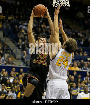 Berkeley, CA, Stati Uniti d'America. 23 feb 2014. Feb 23 2014 - Berkeley CA, U.S. - USC F # 32 Nikola Jovanovic va fino a sbattere la palla su Cal # 24 Ricky Kravish durante il NCAA Mens gioco di basket tra USC Trojans e California Golden Bears 64-77 perso a Hass Pavilion Berkeley Calif © csm/Alamy Live News Foto Stock