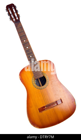 Old Dirty noname rotto la chitarra acustica ha acquistato quaranta anni fa. Isolato su bianco con patch Foto Stock