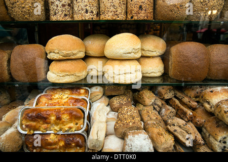 Controllo di qualità di lavoratore ordina tramite una sub-standard momenti  biscotti al Delacre biscotto fabbrica di produzione in Lambermont Foto  stock - Alamy