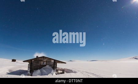 Deserto Pitsusjärvi capanna a notte tempo durante la luna piena, Enontekiö, Lapponia, Finlandia, UE Foto Stock