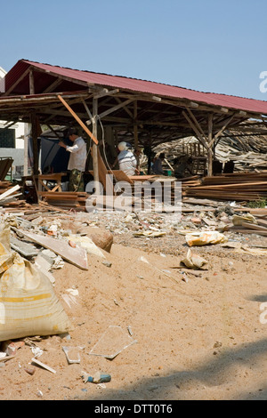 Gli uomini stanno lavorando a una piccola segheria impostato su un nuovo sito in costruzione in Kampong Cham, Cambogia. Foto Stock