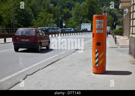 La velocità su strada controllare la telecamera, Vestone, Italia settentrionale Foto Stock