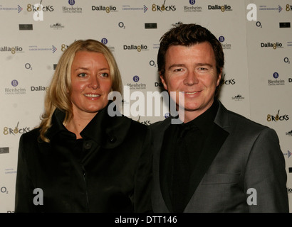 Cantante pop Rick Astley e moglie Lene frequentando il Cancro Ricerca evento di beneficenza in Londra Foto Stock