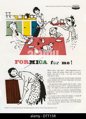 Vecchio annuncio pubblicitario per la formica tavolo da cucina- e i piani di lavoro e sportello fronti. L'annuncio apparso in una rivista nel 1956 Foto Stock