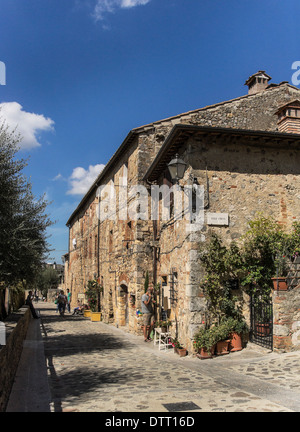 La strada principale dell'antico borgo medievale di Monteriggioni in Toscana Italia Foto Stock