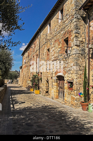 La strada principale dell'antico borgo medievale di Monteriggioni in Toscana Italia Foto Stock