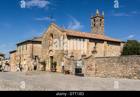 La duecentesca chiesa di Santa Mariia nel borgo medievale di Monteriggioni;Provincia Siena;Toscana Italia Foto Stock