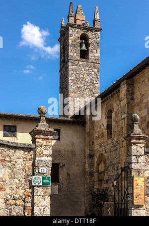 La duecentesca chiesa dell'antico borgo medievale di Monteriggioni in Toscana Italia Foto Stock