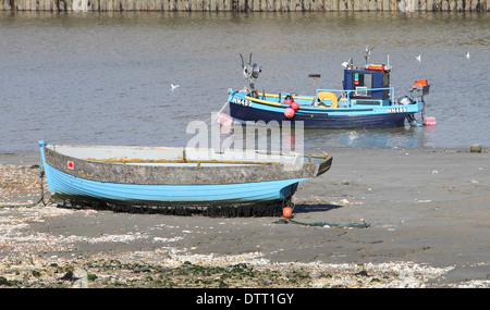 Due barche blu sull'estuario a Shoreham Harbour Foto Stock