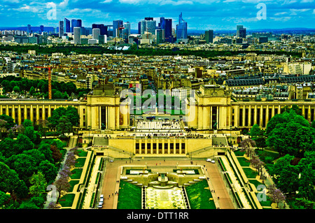 Vista aerea di Parigi, Francia, con Jardins du Trocadero in primo piano e La Defense in background Foto Stock