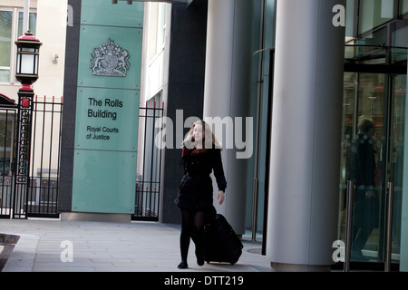 I rotoli la costruzione di un complesso di corte di Londra che è utilizzato dall'Alta Corte di giustizia. Foto Stock