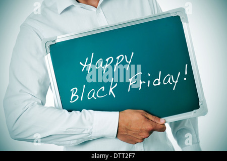 Un uomo che mostra una lavagna con la frase felice venerdì nero scritto in esso Foto Stock