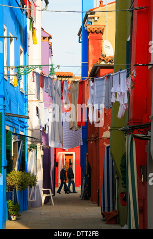 Lavavano i panni appesi e edifici colorati. Burano. Venezia. Veneto. Italia Foto Stock