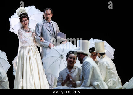 (140224) -- Bogotà, Feb 24, 2014 (Xinhua) -- artisti eseguono durante una prova generale di operetta "Luisa Fernanda', a Julio Mario Santo Domingo Theatre, a Bogotà, capitale della Colombia, nel febbraio 23, 2014. " Luisa Fernanda', uno dei più grandi e rinomati operette nel mondo, dal Teatro Real di Madrid, Spagna, sarà messa in scena nella città di Bogotà a fine febbraio e marzo precedente, secondo la stampa locale. (Xinhua/Jhon Paz) (bxq) Foto Stock