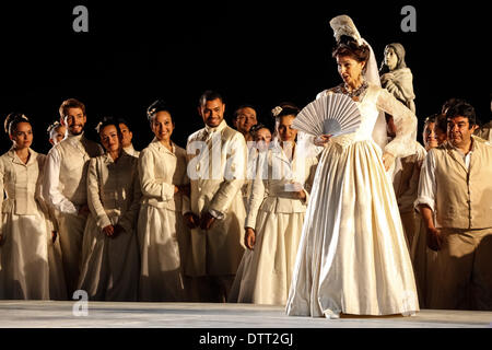 (140224) -- Bogotà, Feb 24, 2014 (Xinhua) -- artisti eseguono durante una prova generale di operetta "Luisa Fernanda', a Julio Mario Santo Domingo Theatre, a Bogotà, capitale della Colombia, nel febbraio 23, 2014. " Luisa Fernanda', uno dei più grandi e rinomati operette nel mondo, dal Teatro Real di Madrid, Spagna, sarà messa in scena nella città di Bogotà a fine febbraio e marzo precedente, secondo la stampa locale. (Xinhua/Jhon Paz) (bxq) Foto Stock