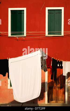 Lavavano i panni appesi e edifici colorati. Burano. Venezia. Veneto. Italia Foto Stock