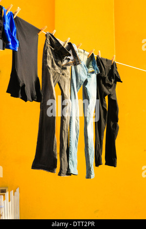 Lavavano i panni appesi e edifici colorati. Burano. Venezia. Veneto. Italia Foto Stock