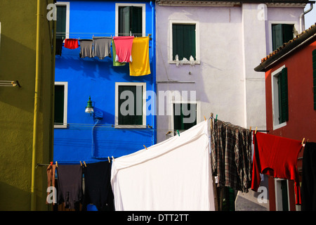 Lavavano i panni appesi e edifici colorati. Burano. Venezia. Veneto. Italia Foto Stock