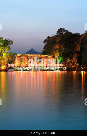 Ponte di vetro sul lago al tramonto Foto Stock