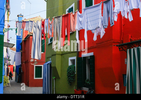 Lavavano i panni appesi e edifici colorati. Burano. Venezia. Veneto. Italia Foto Stock