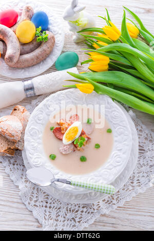 Polacco zuppa di Pasqua con uova e salsiccia Foto Stock