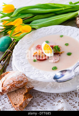 Polacco zuppa di Pasqua con uova e salsiccia Foto Stock